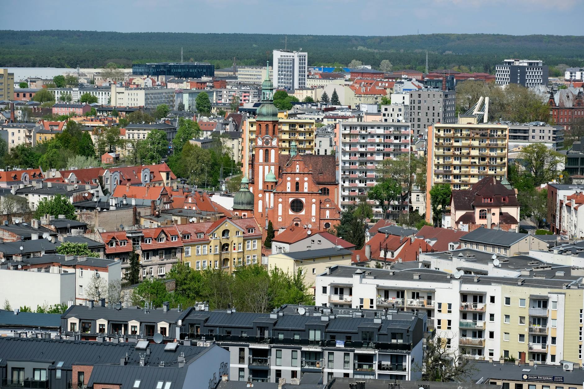 Ratusz w Rudzie Śląskiej z flagą miasta, symbolizujący inwestycje w zdrowie i kulturę